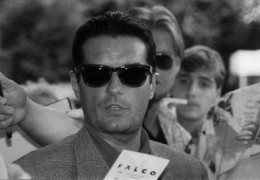 Komisr s okuliarmi Ray Ban