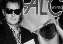 Komisr s okuliarmi Ray Ban